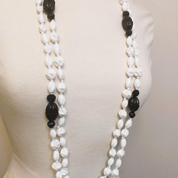 Vintage MIRIAM HASKELL Signed White MILK Glass & Black Beads Long necklace - Picture 4 of 7